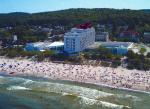 Domy i hotele po�r�d drzew, piaszczyste pla�e, przyci�gaj� tysi�ce turyst�w