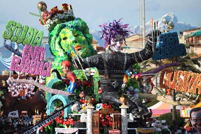W�ochy: Karnawa�owa zabawa w Viareggio