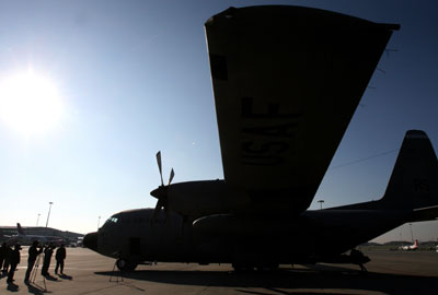Samolot C-130E Hercules Si� Powietrznych USA przekazany Polsce