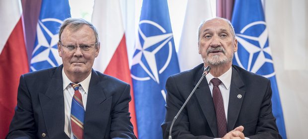 Wacław Berczyński, przewodniczący Podkomisji Smoleńskiej i minister obrony narodowej Antoni Macierewicz