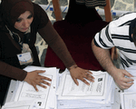  Irak: Karty do g�osowania w �mietnikach