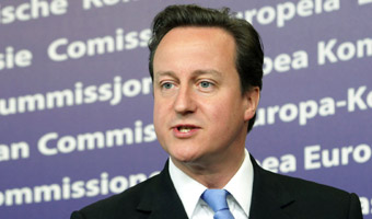 Cameron m�wi do��. "Niech akcjonariusze zmniejsz� odprawy szef�w korporacji"