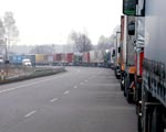  Kolejki TiR-�w na granicy malej�