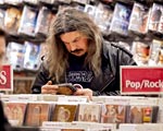  Koncerny muzyczne podda�y walk� z piratami