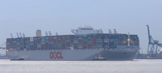 OOCL Hong Kong podczas ładowania kontenerów