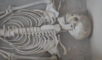Sztorm ods�oni� pozosta�o�ci rzymskiej budowli na wybrze�u Bu�garii