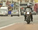 Motocyklem po pasie dla autobusów