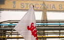 Bia�e flagi na stoczniowych masztach w Sczecinie
