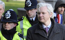 Proces Juliana Assange. Powitali go piosenk�