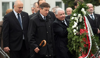 Przepychanki pod krzyżem - posłowie PiS złożyli kwiaty