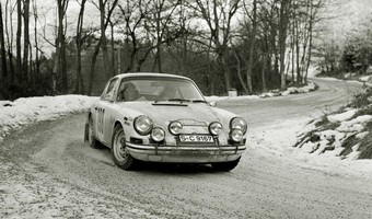 Ich auto ma niemal 100 lat. Ale jadą w rajdzie
