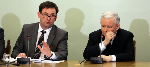 Daniel Obajtek i Jarosław Kaczyński podczas podczas posiedzenia Zespołu Parlamentarnego ds. Obrony Demokratycznego Państwa Prawa w Sejmie 08.05.2015