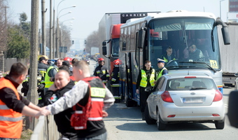 Wypadek autokaru. Ciężarówka wjechała w autobus z dziećmi