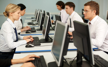 Pracownicy na tym samym stanowisku. Kiedy szef może różnicować im pensję?