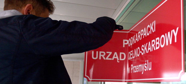 1 marca 2017 r. Zmiana tablicy na siedzibie Izby Celnej w Przemyślu. Służba Celno-Skarbowa to jednolita i umundurowana formacja w ramach KAS.