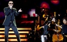 George Michael za�piewa�, stadion otwarty