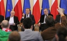 Premier przegra� debat� z... sanda�ami