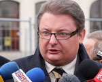  Kami�ski rezygnuje przez PiS