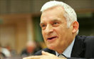 Jerzy Buzek chce zdoby� sympati� internaut�w