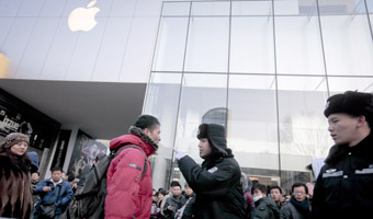 Pobili si� o najnowszego iPhone'a. Pod sklepem