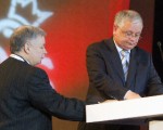 "FT": Kaczyńscy obrazili większość krajów UE