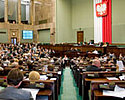 Nowy sonda� z�y dla polityk�w. Polacy bardziej krytyczni