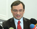 PiS zastanawia si� jak wyrzuci� Zbigniewa Ziobr�