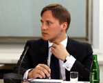 Ros� pisa� pytania �ledczym w komisji hazardowej?