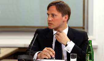 Ros� pisa� pytania �ledczym w komisji hazardowej?