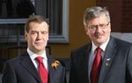 Komorowski z Miedwiediewem. Wizyta w cieniu sporu o tablic�