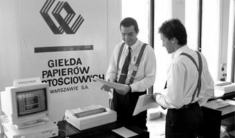 Symbol przemian: 800 tys. Polak�w w kolejce po akcje
