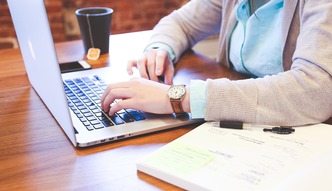 Wynagrodzenia w 2015 roku. Zobacz, ile zarabiali pracownicy zaczynaj�cy swoj� karier� zawodow�