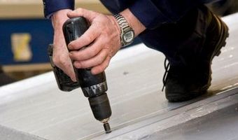 Czym mocować płyty warstwowe?