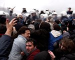 Kryzys w Grecji: Kolejne zamieszki przez oszcz�dno�ci