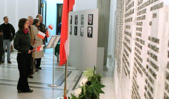Fotografie zmarłych posłów PiS zostaną w sali Sejmu