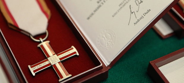 Krzyż Wolności i Solidarności gwarantuje prawo do świadczenia dla opozycjonistów