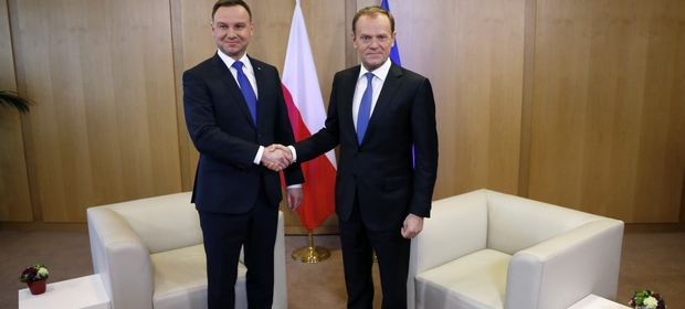 Na zdjęciu Donald Tusk witający Andrzeja Dudę podczas wizyty polskiego prezydenta w Brukseli
