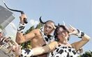 Znani politycy rami� w rami� z gejami