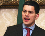  Miliband: Musieli�my interweniowa� w Iraku