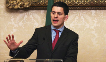 Miliband: Musieli�my interweniowa� w Iraku
