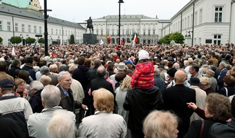 Tłum przed Pałacem domagał się niezależnego śledztwa