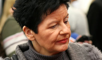Senyszyn broni kobiet: Nawet pa�stwo stosuje tu przemoc