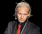 Kto stoi za Wikileaks? To on trz�sie �wiatow� polityk�
