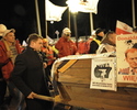 Podwy�szenie wieku emerytalnego. Przynie�li trumn� przed Kancelari� Premiera
