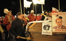 Podwy�szenie wieku emerytalnego. Przynie�li trumn� przed Kancelari� Premiera