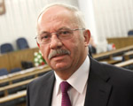 Senator z zarzutami z�o�y� �lubowanie  