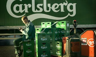 Pracownicy Carlsberga strajkuj� bo zakazano im pi� w pracy