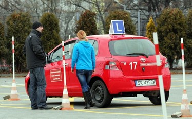 Nauka jazdy do deregulacji. Krytykują rząd