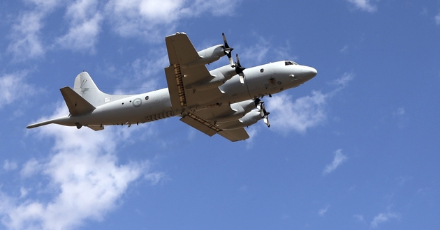 Australijski samolot AP-3C Orion leci na poszukiwania boeinga 777.