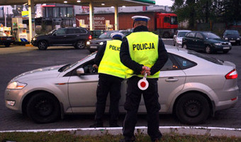 Prawo w Polsce. Wlókł mężczyznę pod autem. Zapłaci 6 tys. grzywny